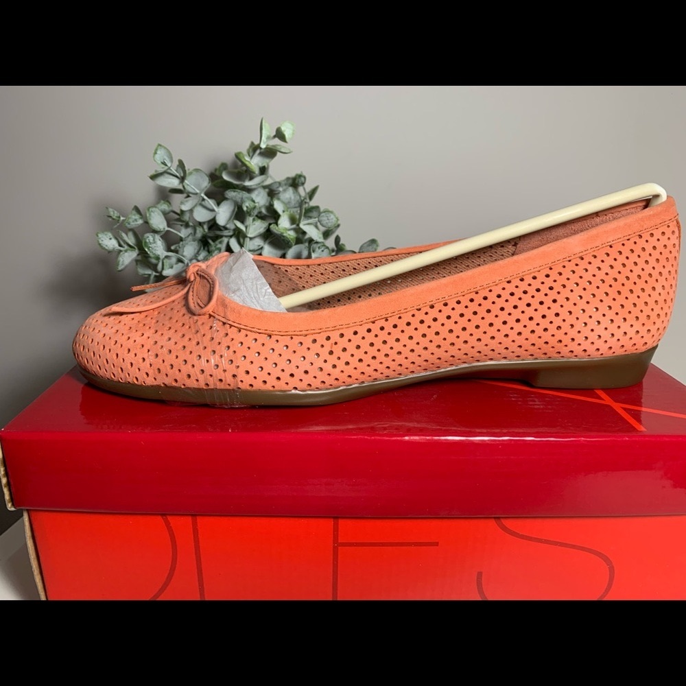 AEROSOLES • FLATS• NUBUCK LEATHER• NITB